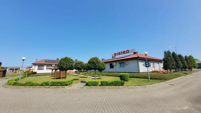 Motel z automatyczną recepcją i lokalem gastronomicznym