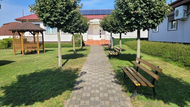 Motel z automatyczną recepcją i lokalem gastronomicznym
