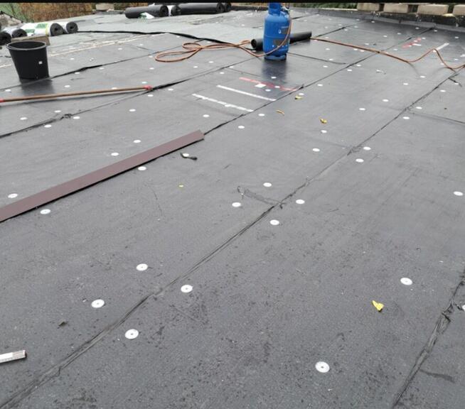 Dekarz .Dachy płaskie z technologii pap termozgrzewalnych.