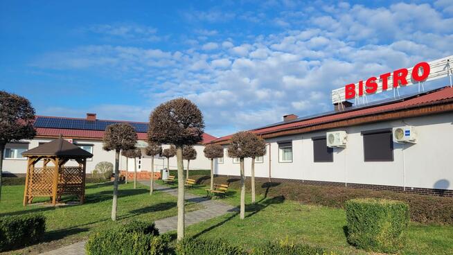 Motel z automatyczną recepcją i lokalem gastronomicznym