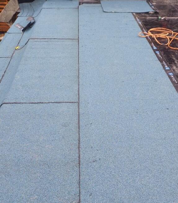 Dekarz .Dachy płaskie z technologii pap termozgrzewalnych.