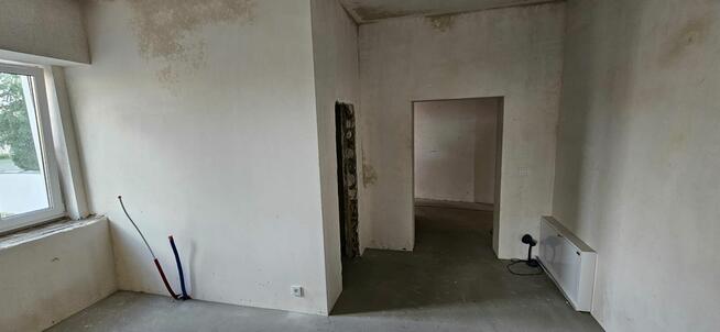 sprzdam ładny domek z ogródkiem i miejscami parkingowymi