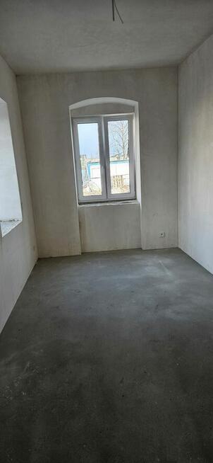 sprzdam ładny domek z ogródkiem i miejscami parkingowymi