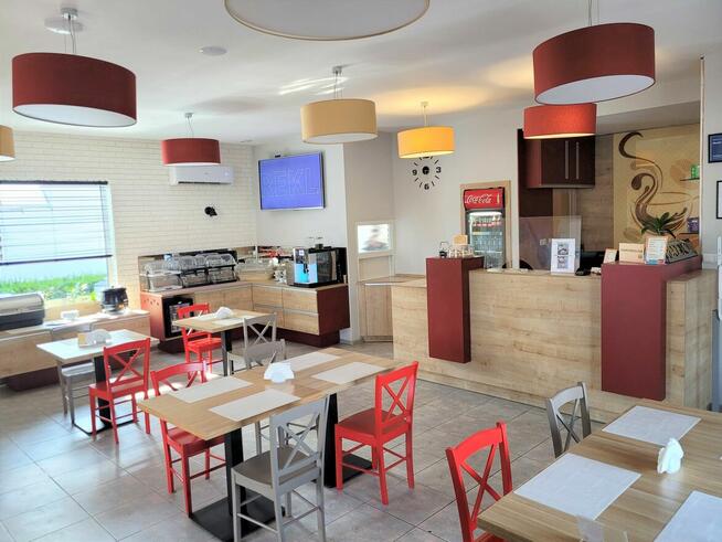 Motel z automatyczną recepcją i lokalem gastronomicznym