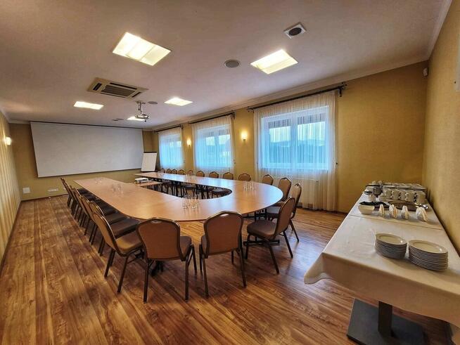 Motel z automatyczną recepcją i lokalem gastronomicznym