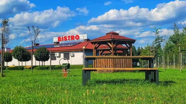 Motel z automatyczną recepcją i lokalem gastronomicznym