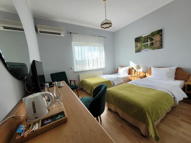 Motel z automatyczną recepcją i lokalem gastronomicznym