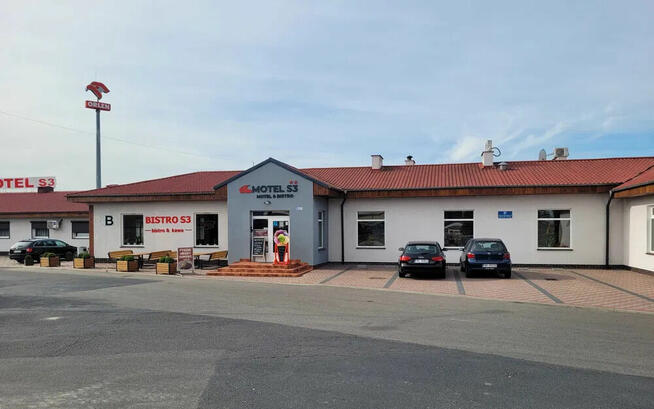 Motel z automatyczną recepcją i lokalem gastronomicznym