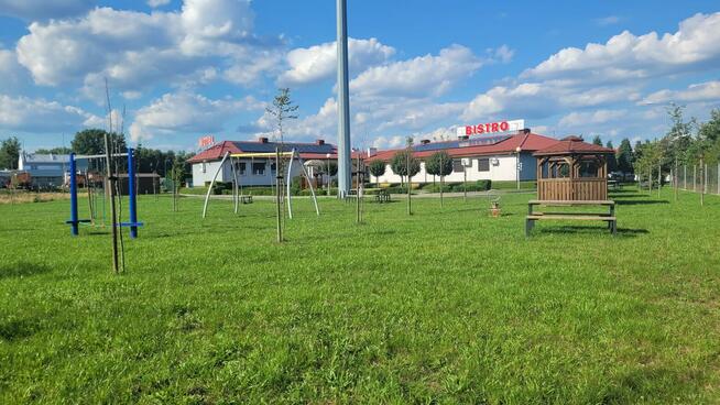 Motel z automatyczną recepcją i lokalem gastronomicznym