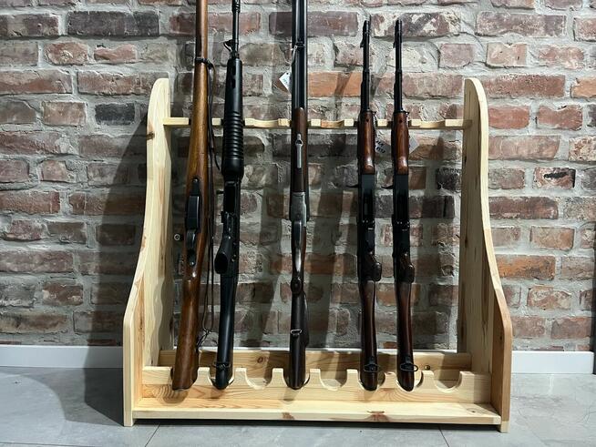 Drewniany stojak na broń długą