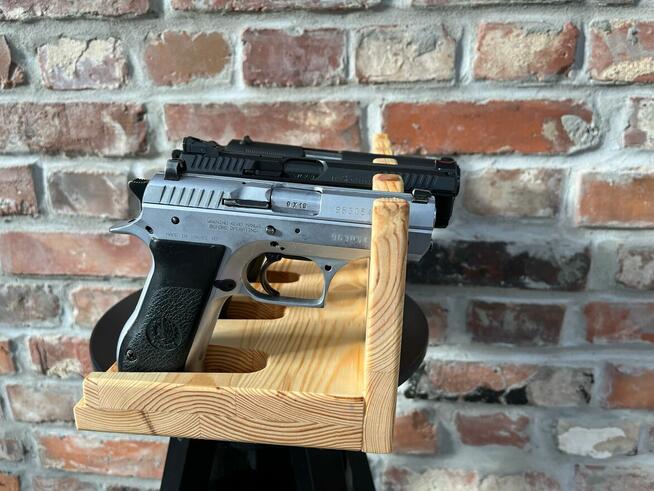 Drewniany stojak na broń krótką