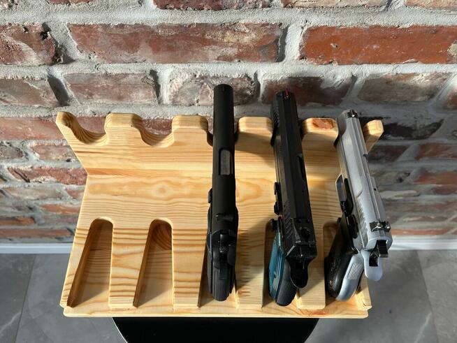 Drewniany stojak na broń krótką