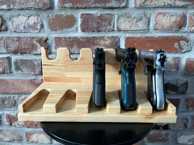 Drewniany stojak na broń krótką