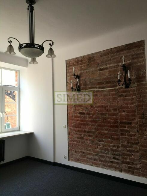 Styl loftowy , zabytkowa fabryka z XIX wieku .