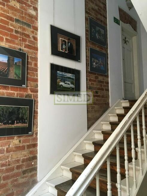 Styl loftowy , zabytkowa fabryka z XIX wieku .