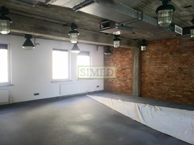 Styl loftowy , zabytkowa fabryka z XIX wieku .