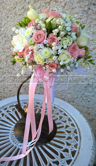 Wianki i bukieciki komunijne z żywych kwiatów Łódź i okolice