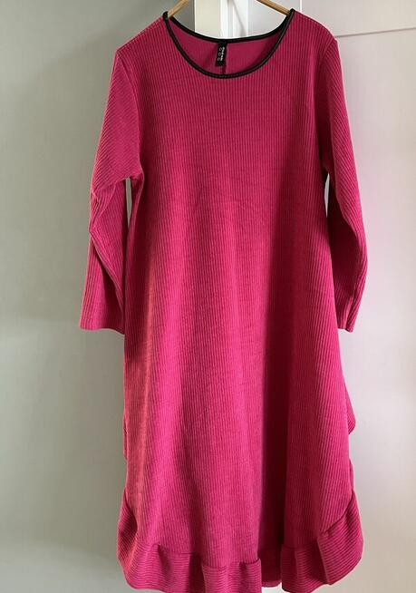 Różowa sukienka w dużym rozmiarze