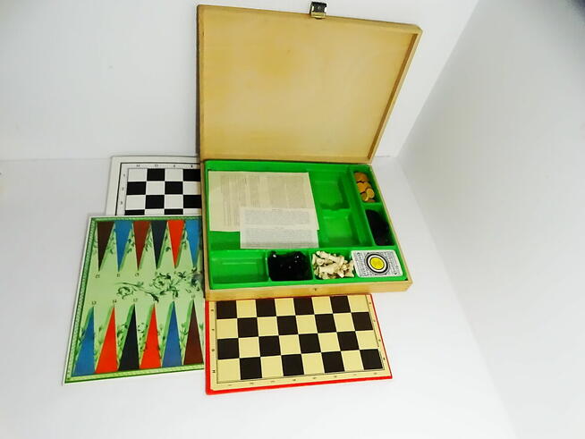 Zestaw gier w drewnianym pudełku - szachy, warcaby karty i p