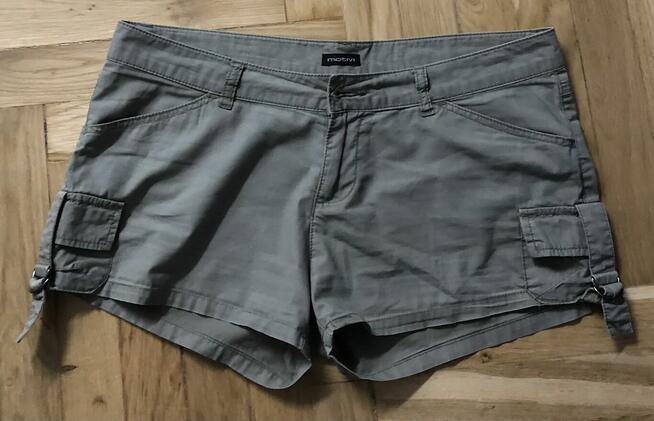 Krótkie spodenki motivi roz. 38