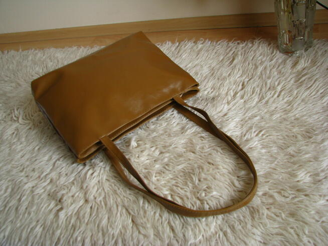 Klasyczna torebka damska z kieszenią z przodu