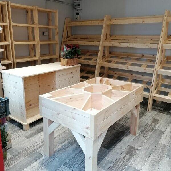 Meble sklepowe: regały, lady, wyspy drewniane