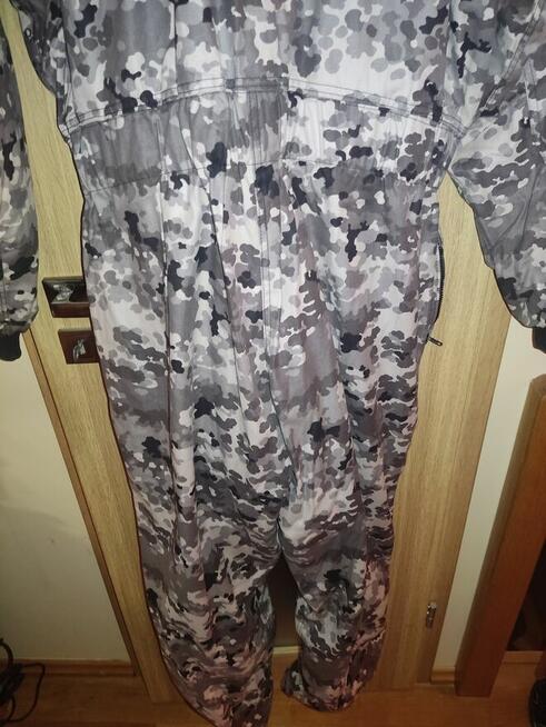 Kombinezon zimowy dla myśliwych i wędkarzy.