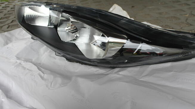 Lampa przednia Lewa - Ford Fiesta MK7 08-13r