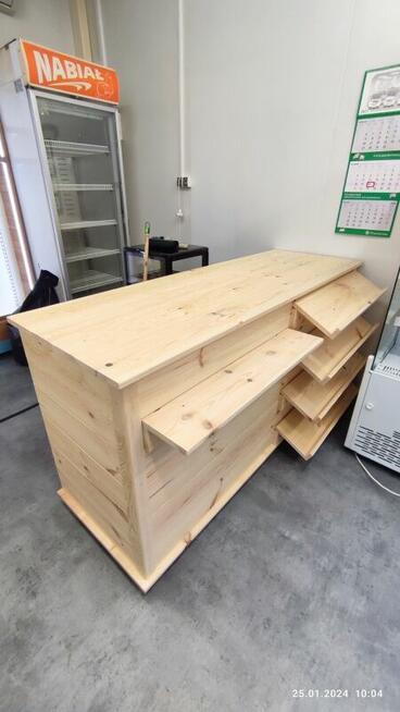 Meble sklepowe: regały, lady, wyspy drewniane