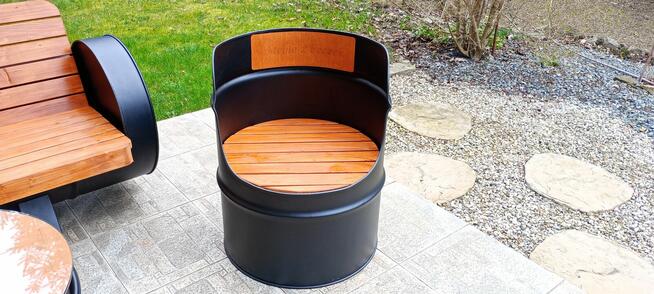 Meble ogrodowe z beczek