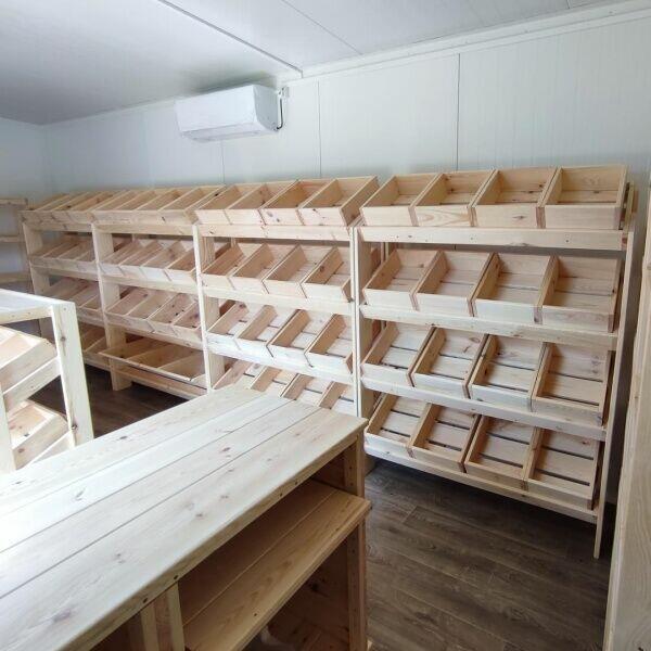 Meble sklepowe: regały, lady, wyspy drewniane