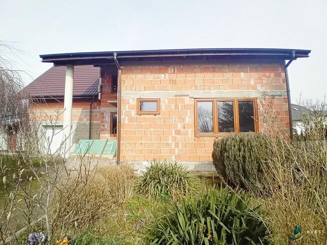 DOM WOLNOSTOJĄCY W STANIE SUROWYM ZAMKNIĘTYM