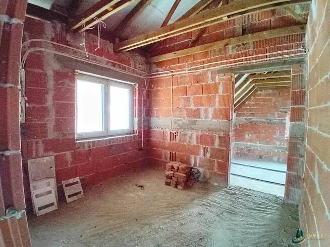 DOM WOLNOSTOJĄCY W STANIE SUROWYM ZAMKNIĘTYM