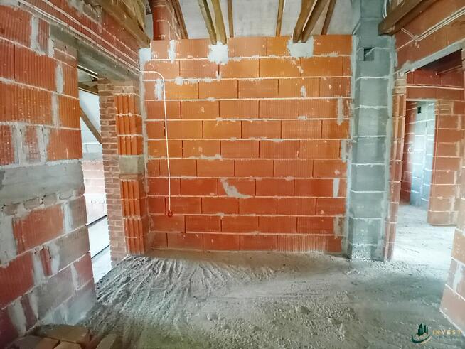 DOM WOLNOSTOJĄCY W STANIE SUROWYM ZAMKNIĘTYM