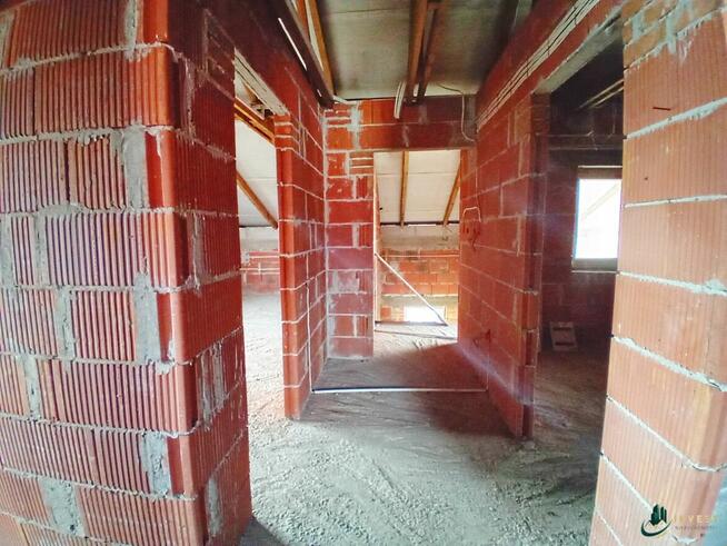 DOM WOLNOSTOJĄCY W STANIE SUROWYM ZAMKNIĘTYM