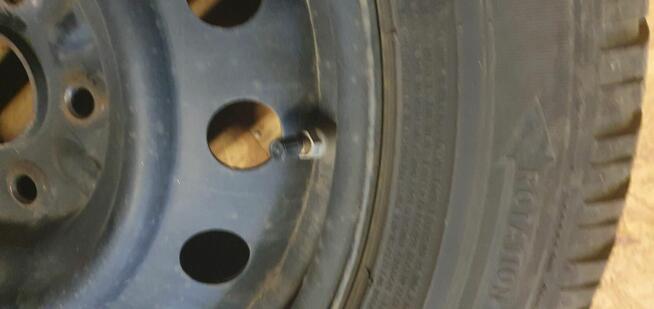 Felgi opony TPMS oraz nakrętkami Toyota Auris II 205/55 R16