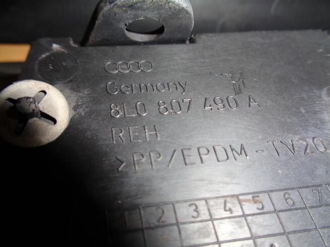 Zaślepka halogenow haka holowniczego Audi A3 8L 2001 przód