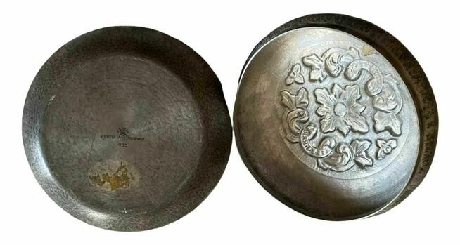 Pudełko cynowe ze zdobioną pokrywką z Mastad, Norwegia, XX w.