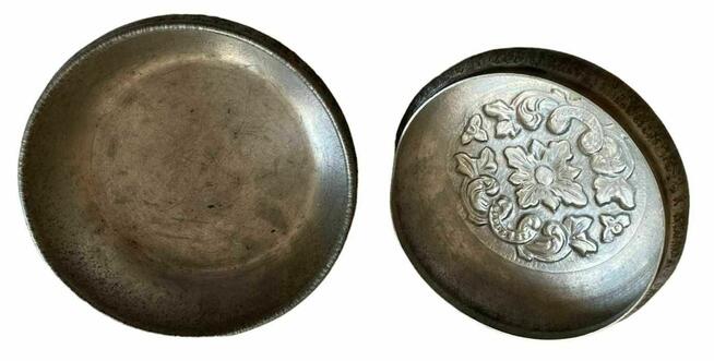 Pudełko cynowe ze zdobioną pokrywką z Mastad, Norwegia, XX w.