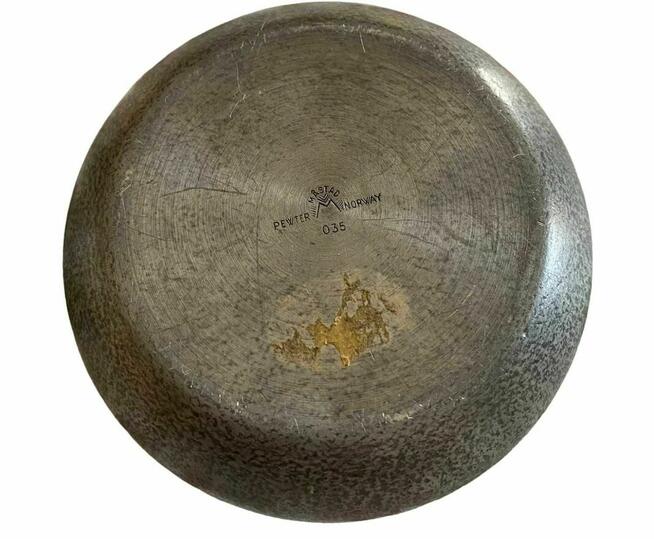 Pudełko cynowe ze zdobioną pokrywką z Mastad, Norwegia, XX w.