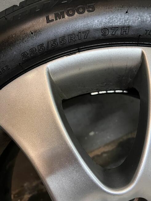 Opony zimowe Bridgestone Blizak LM005 225/55R17.