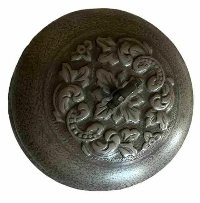 Pudełko cynowe ze zdobioną pokrywką z Mastad, Norwegia, XX w.