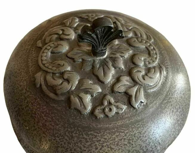 Pudełko cynowe ze zdobioną pokrywką z Mastad, Norwegia, XX w.