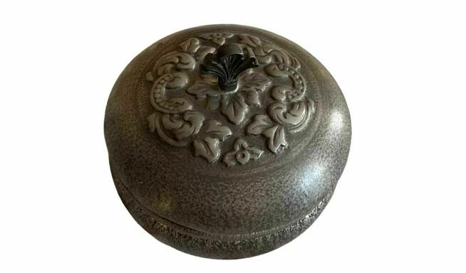 Pudełko cynowe ze zdobioną pokrywką z Mastad, Norwegia, XX w.