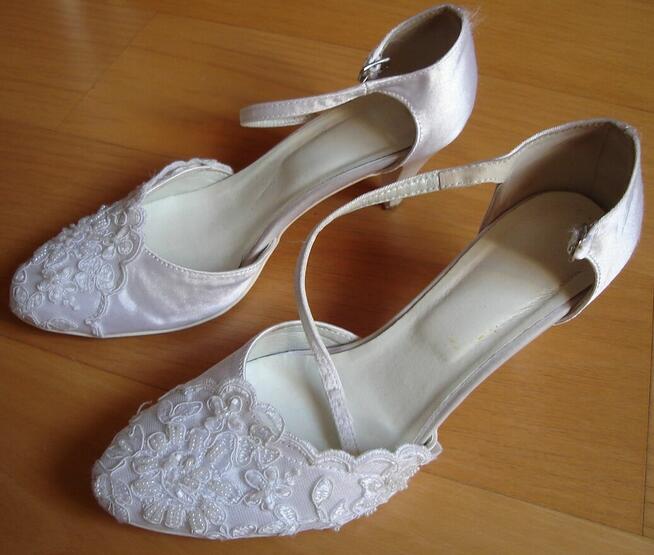 Suknia ślubna z dodatkami