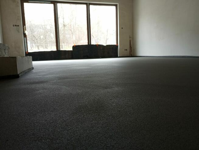 Wylewki maszynowe granulatu styropianowy