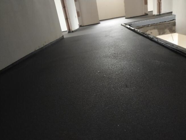 Wylewki maszynowe granulatu styropianowy