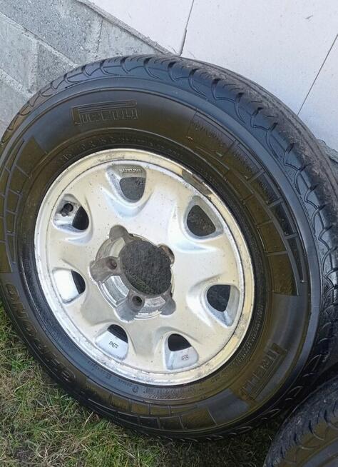Sprzedam opony 215x70x15 felgi gratis.
