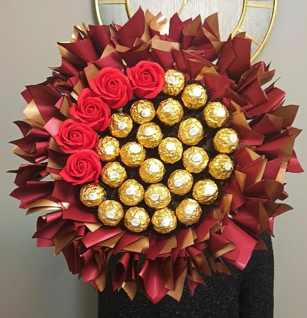 Czerwono-złoty bukiet z różami i Ferrero Rocher