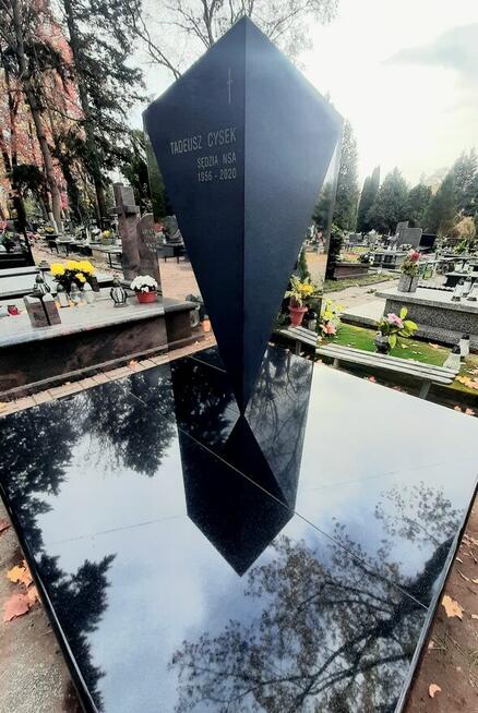 Nagrobki Artystyczne, Pomniki